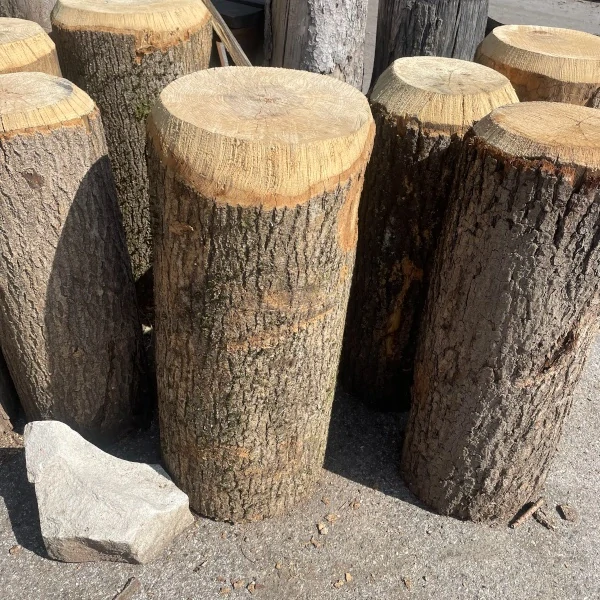 Masivní špalek na štípaní 