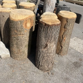 Masivní špalek na štípaní 